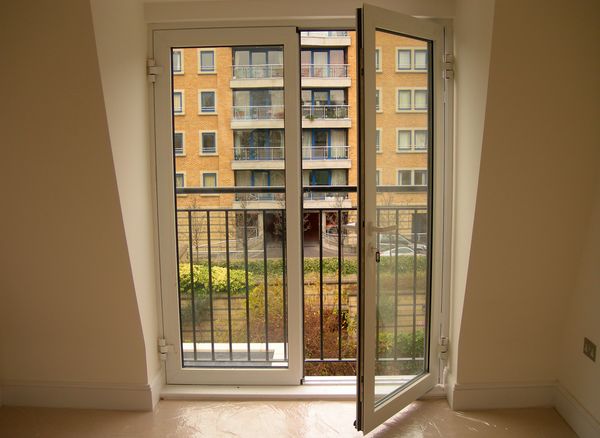 ERKÉLYAJTÓ ÜVEGEZÉS